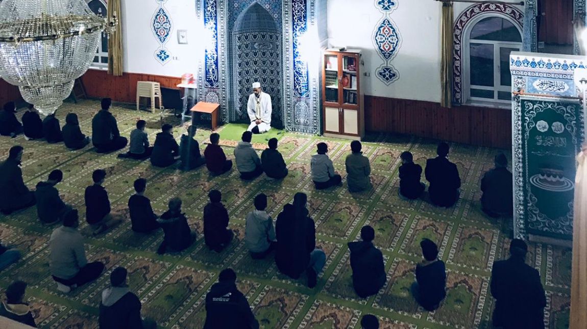 Kur'an-ı Kerim, Hitabet ve Meslekî Uygulama dersleri kapsamında öğrencilerin imam hatiplik, müezzinlik, vaizlik ve Kur'an kursu öğreticiliği uygulamaları 
